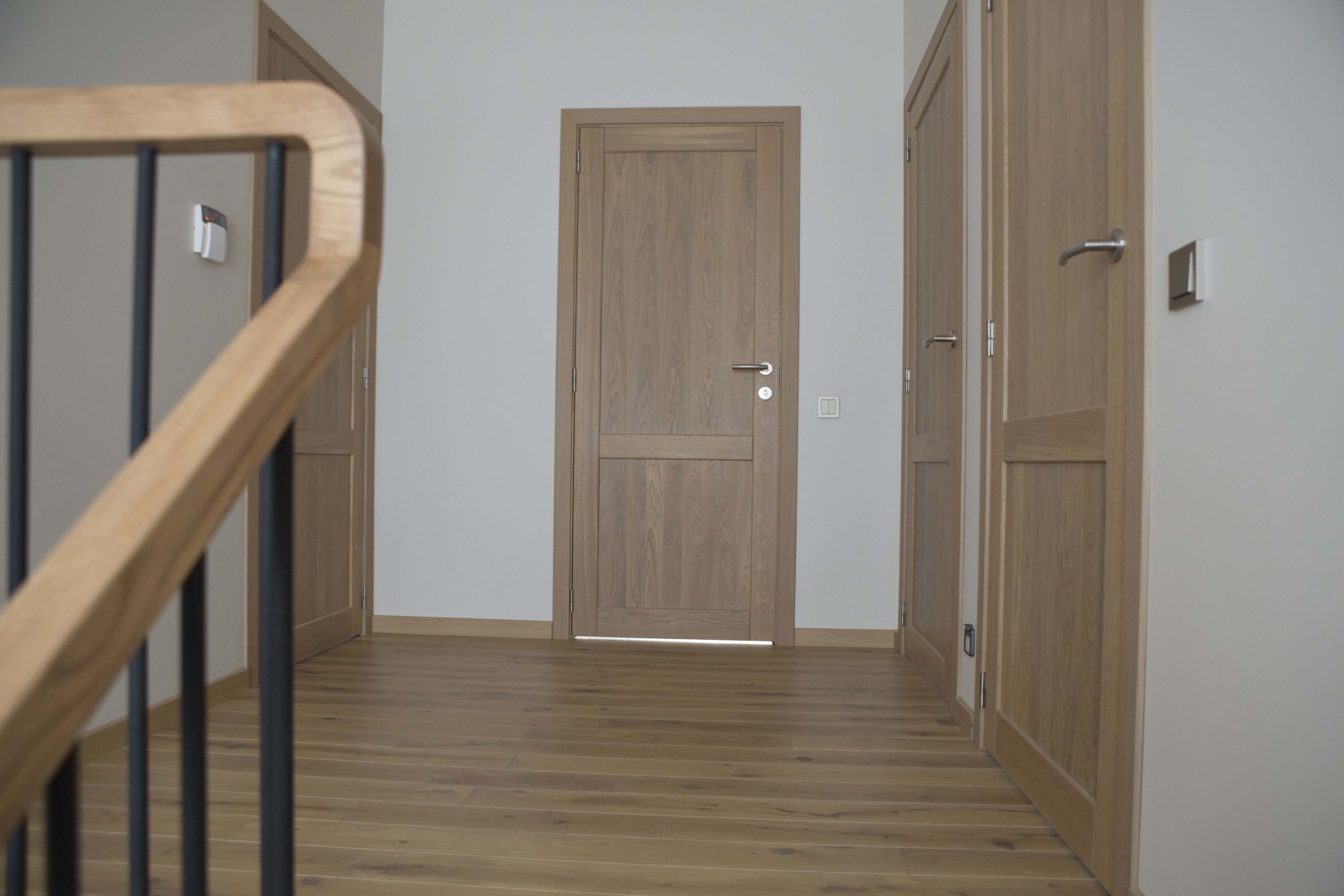Drewniane dębowe drzwi z litego dębu: modele D2F i D2F1S, kolor Szary 3417.