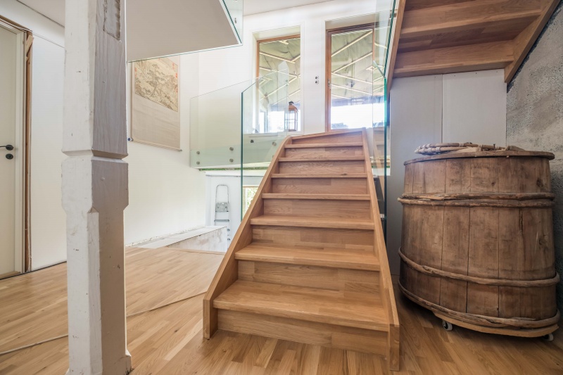 Drewniane dębowe schody: w formie I, Bezbarwny olej 3305.