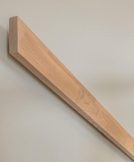 Drewniane schody: I forma, kolor Gruszka 3418.