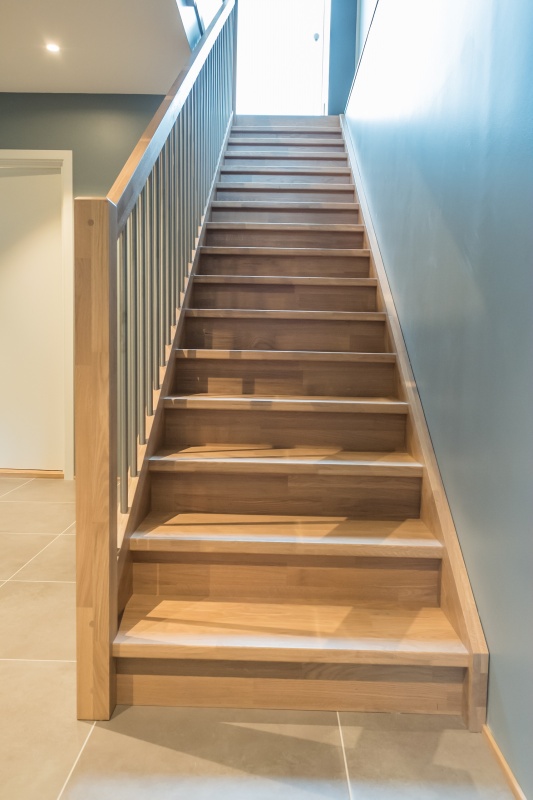Drewniane schody: I forma, kolor Gruszka 3418.