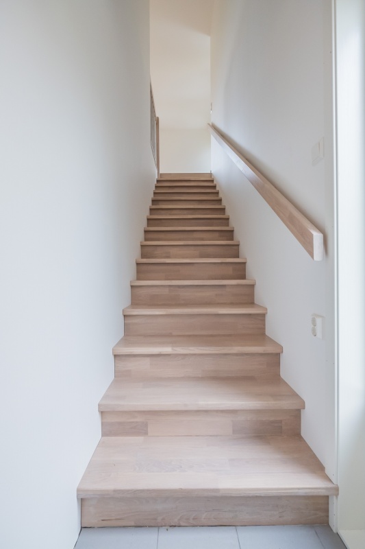 Drewniane dębowe schody: w formie I, Ekstra biel 3408.