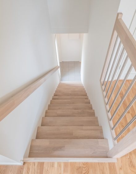 Drewniane dębowe schody: w formie I, Ekstra biel 3408.