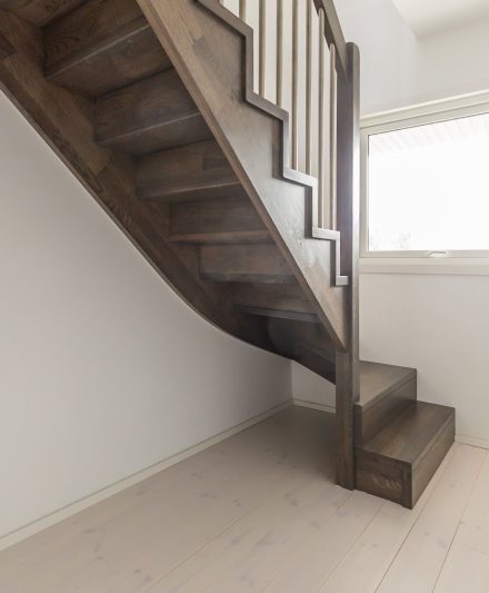 Drewniane dębowe schody: w formi C, Heban 3490.