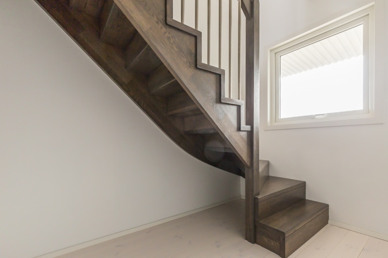 Drewniane dębowe schody: w formi C, Heban 3490.