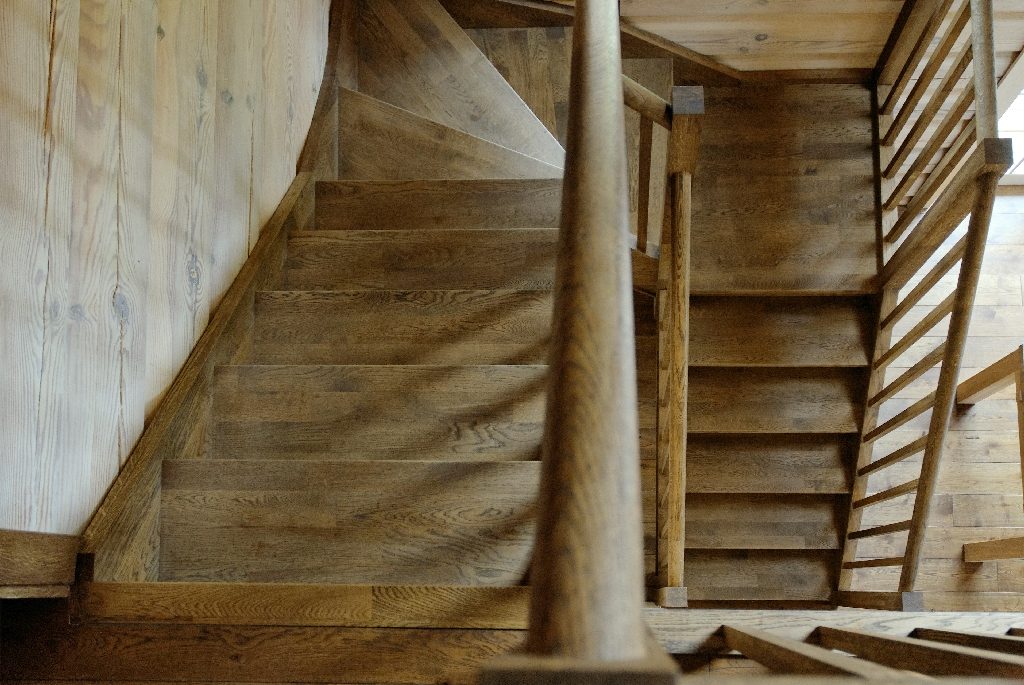 Mediniai ąžuoliniai masyvo laiptai: Juodmedis 3490 Medžio stilius