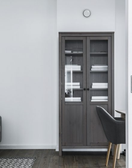 Drewniane dębowe podłogi: Graphite 3477. Dębowe drzwi: model D2F, malowane RAL-9003.