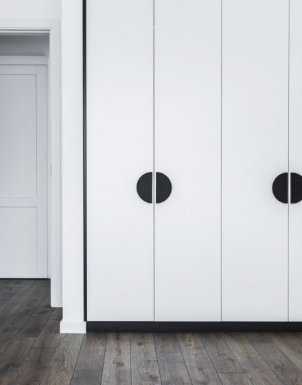 Drewniane dębowe podłogi: Graphite 3477. Dębowe drzwi: model D2F, malowane RAL-9003.