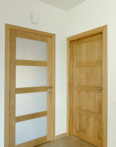 Drewniane dębowe drzwi z litego dębu: model D4F4S, kolor Orzech 3481.