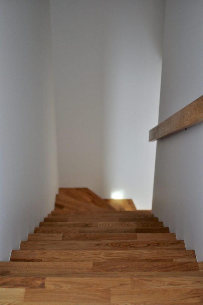 Mediniai laiptai iš ąžuolo masyvo: forma L, spalva Bespalvė 3305.
