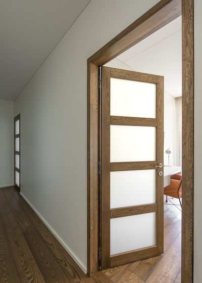 Drewniane dębowe drzwi z litego dębu: model D4F4S, kolor Orzech 3481.