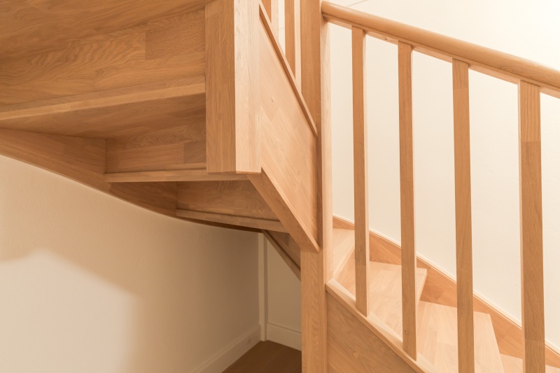 Drewniane dębowe schody: forma U, kolor Gruszka 3418.