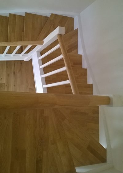 Mediniai laiptai: forma C, spalva Bespalvė alyva 3305 ir dažyta baltai RAL-9003.