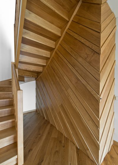 Drewniane dębowe schody, drzwi, deko ścianka: Bezbarwny olej 3305.