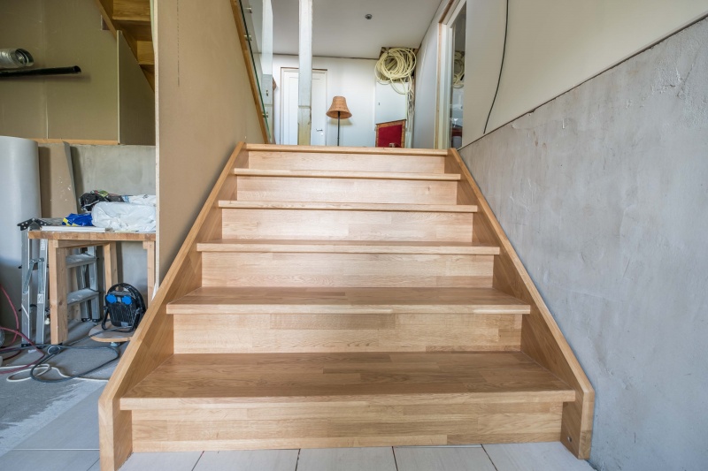 Drewniane schody z litego dębu: forma I, Bezbarwny olej 3305.
