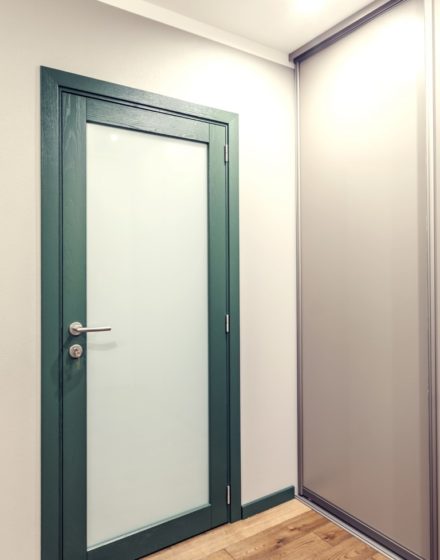 Drzwi z litego drewna: modele D1F i D1S, kolor S7010-G10Y. Podłoga w kolorze: 3481 orzech
