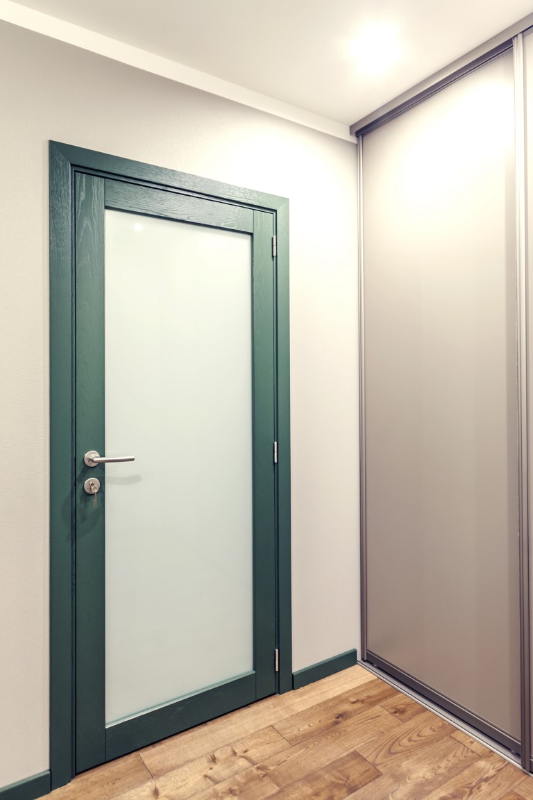 Drzwi z litego drewna: modele D1F i D1S, kolor S7010-G10Y. Podłoga w kolorze: 3481 orzech
