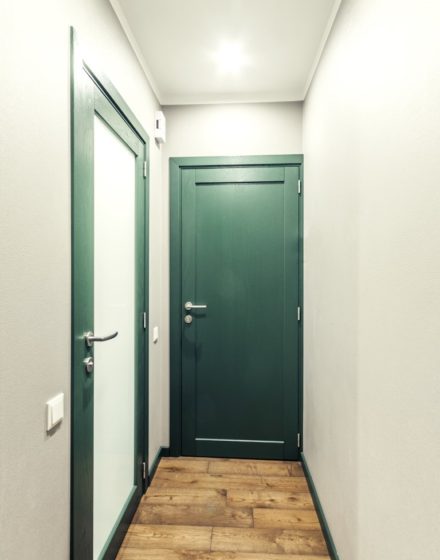 Drzwi z litego drewna: modele D1F i D1S, kolor S7010-G10Y. Podłoga w kolorze: 3481 orzech