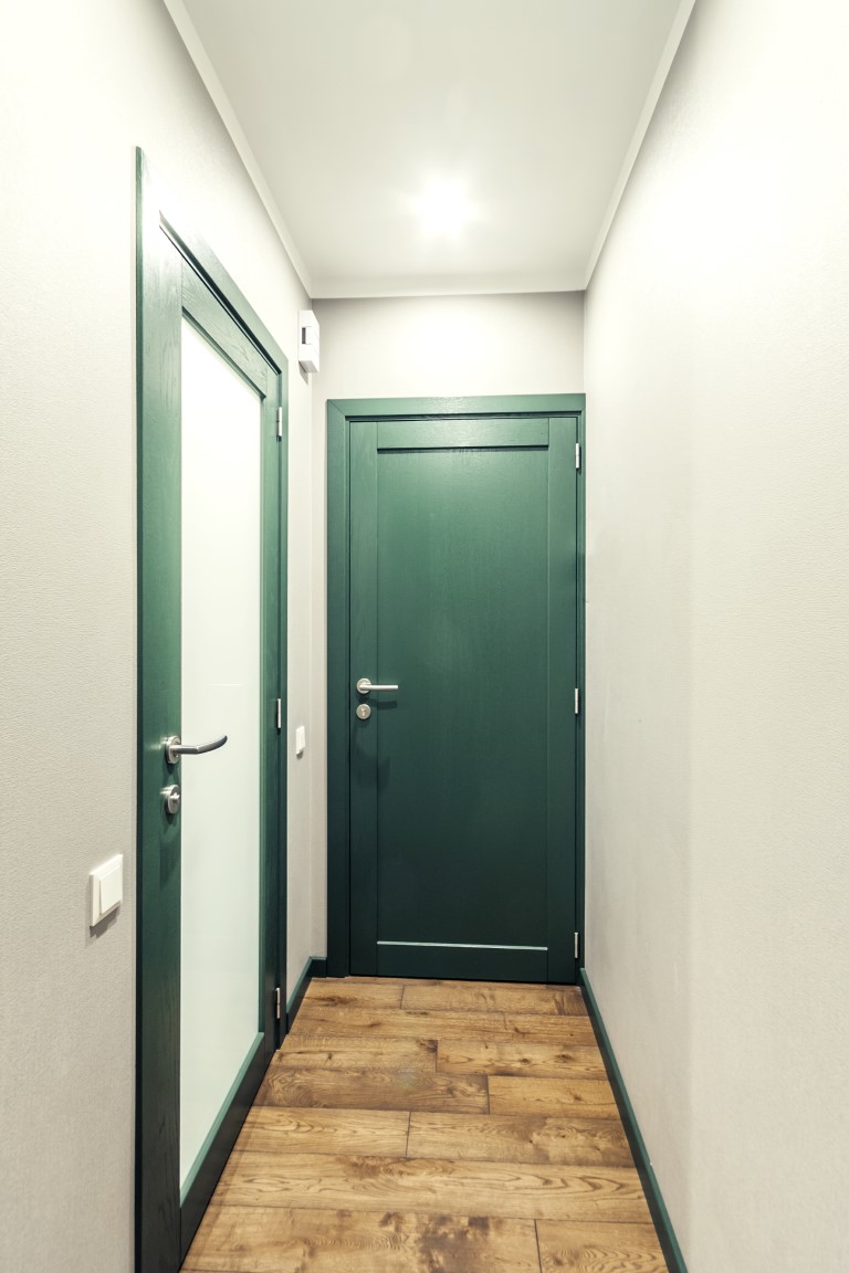 Drzwi z litego drewna: modele D1F i D1S, kolor S7010-G10Y. Podłoga w kolorze: 3481 orzech