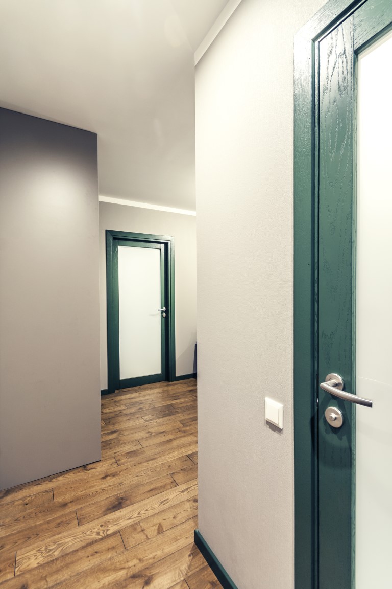 Drzwi z litego drewna: modele D1F i D1S, kolor S7010-G10Y. Podłoga w kolorze: 3481 orzech