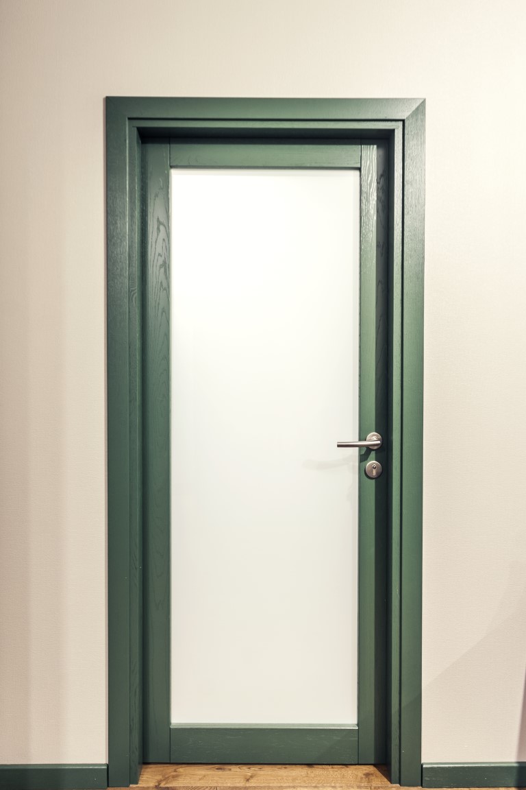 Drzwi z litego drewna: modele D1F i D1S, kolor S7010-G10Y. Podłoga w kolorze: 3481 orzech
