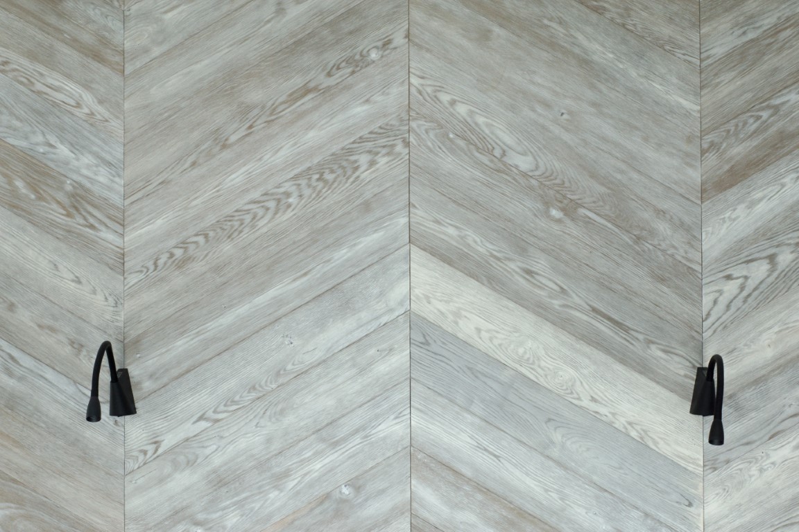 Podłogi drewniane: T-1010 Amiata. Drzwi z litego drewna, kolor 3479 Antique, model Velvet.