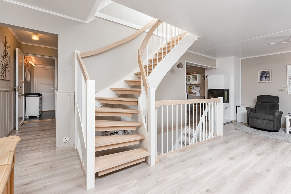 Schody drewniane – stylowe i bezpieczne centrum domu