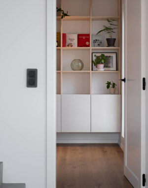 Białe drzwi drewniane wewnętrzne i dębowe podłogi - ulubione rozwiązanie projektantów
