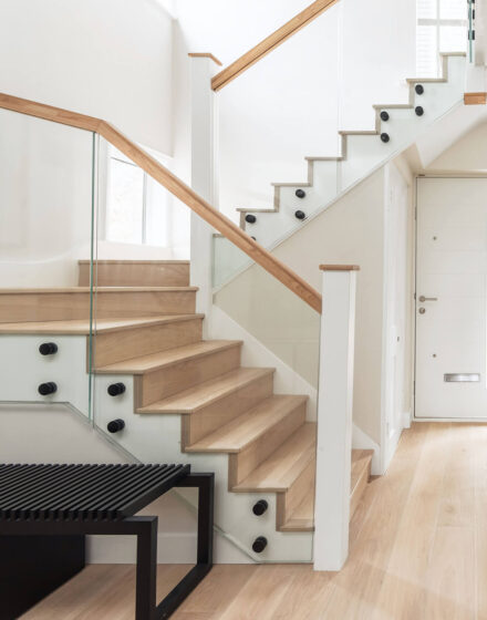 Deski podłogowe w łazience, połączenie wzorów ułożenia i odcieni oraz schody dębowe - projekt autorstwa brytyjskiej projektantki