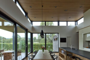 Jak poprawić wnętrze swojego domu: drewniany sufit w salonie