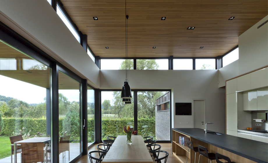 Jak poprawić wnętrze swojego domu: drewniany sufit w salonie