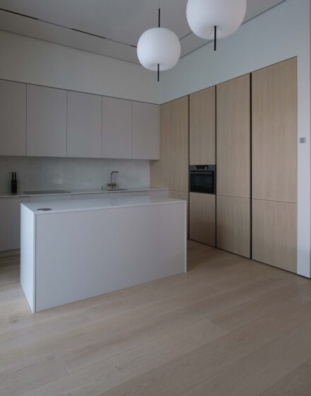 Szerokie deski podłogowe i drzwi wewnętrzne drewniane - dla jasnego i przytulnego wnętrza