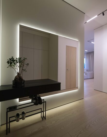 Szerokie deski podłogowe i drzwi wewnętrzne drewniane - dla jasnego i przytulnego wnętrza