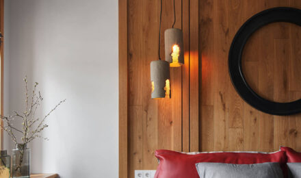 Ekologiczne akcenty w nowoczesnym domu - drewniane podłogi i ściany dekoracyjne