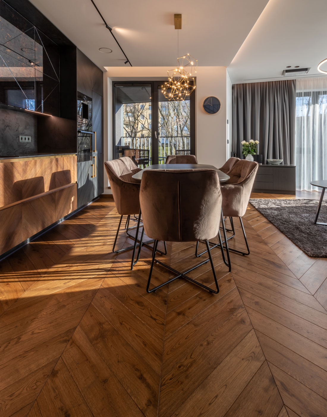 Harmonijne połączenie dla ponadczasowego wyglądu wnętrza: barwa orzecha, drewno w selekcji Rustic i elegancki wzór jodełki francuskiej Chevron