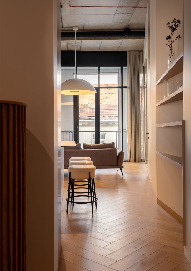 Jasne dębowe podłogi w klasycznej jodełce 90° – naturalna elegancja w domu