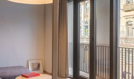Jasne dębowe podłogi w klasycznej jodełce 90° – naturalna elegancja w domu