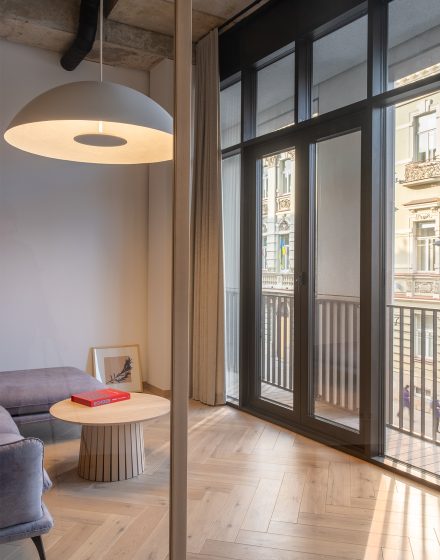 Jasne dębowe podłogi w klasycznej jodełce 90° – naturalna elegancja w domu