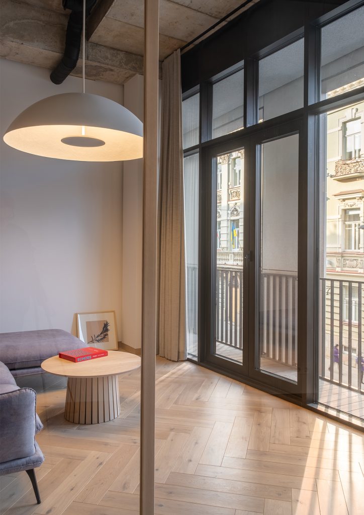 Jasne dębowe podłogi w klasycznej jodełce 90° – naturalna elegancja w domu