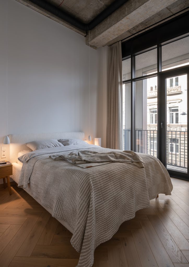 Jasne dębowe podłogi w klasycznej jodełce 90° – naturalna elegancja w domu