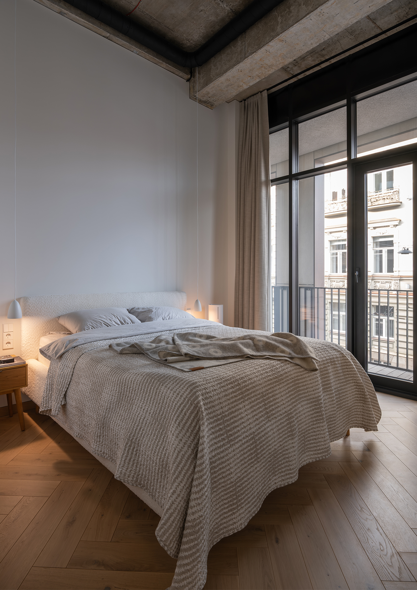 Jasne dębowe podłogi w klasycznej jodełce 90° – naturalna elegancja w domu