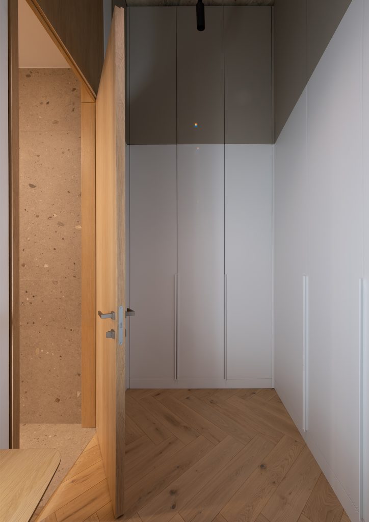 Jasne dębowe podłogi w klasycznej jodełce 90° – naturalna elegancja w domu