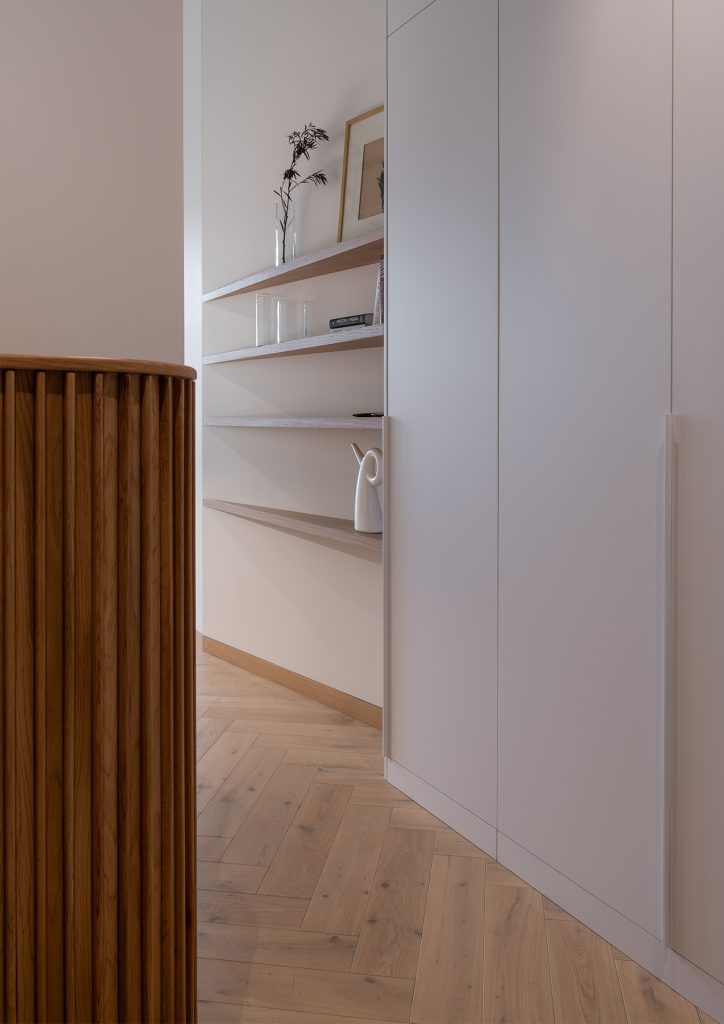 Jasne dębowe podłogi w klasycznej jodełce 90° – naturalna elegancja w domu