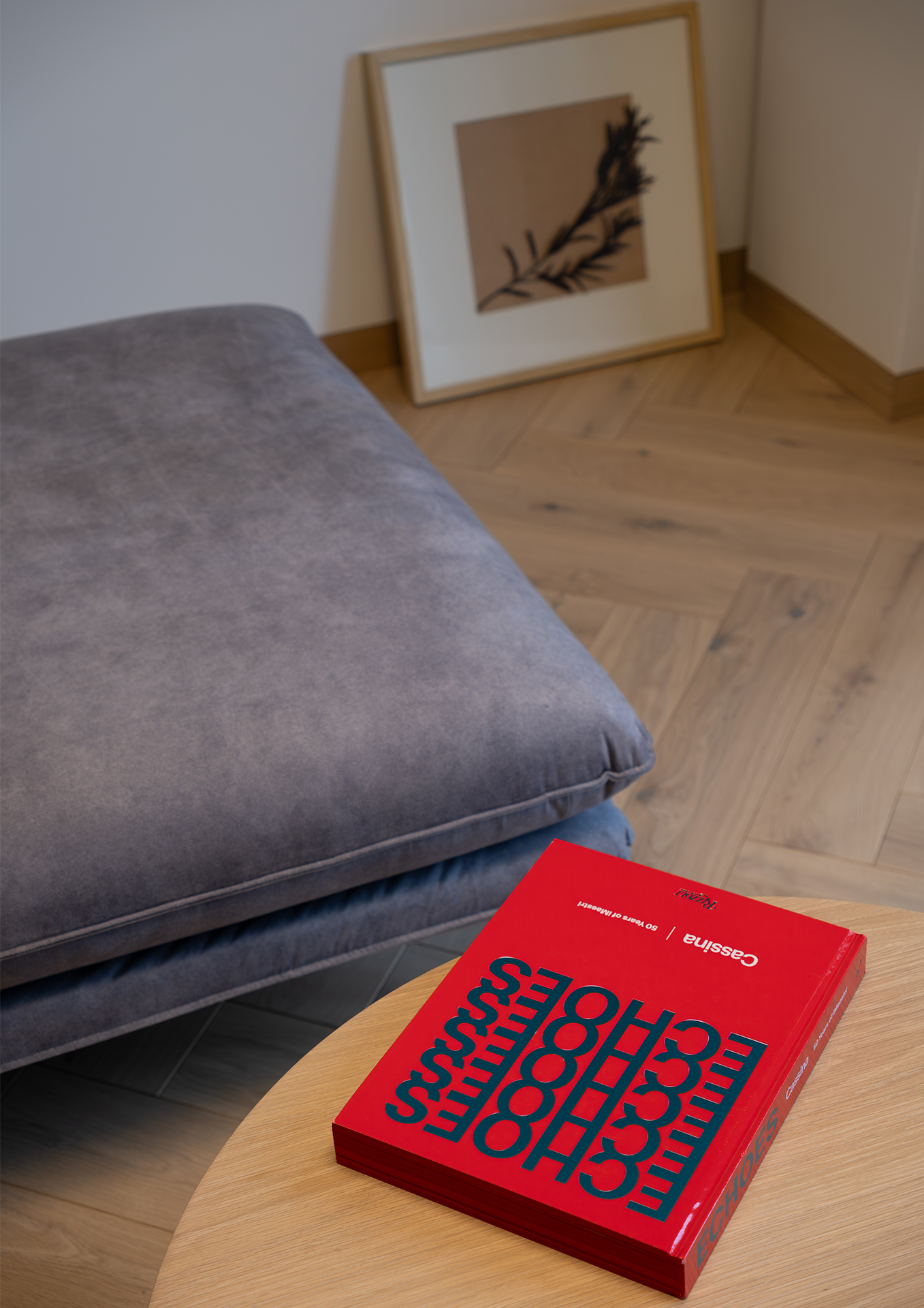 Jasne dębowe podłogi w klasycznej jodełce 90° – naturalna elegancja w domu