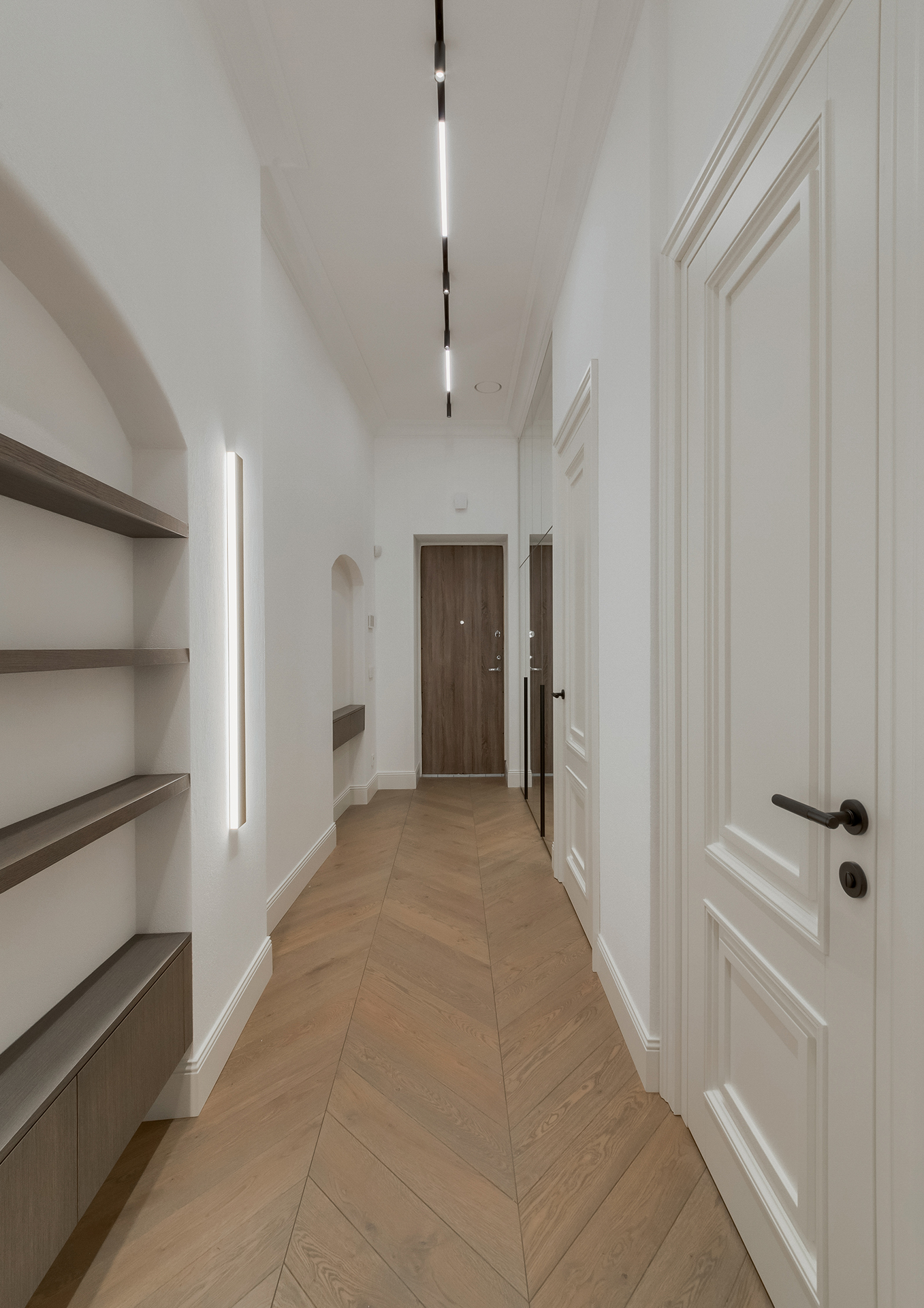 Podłoga w jodełkę francuską 45° – ukierunkowana i dojrzała przestrzeń